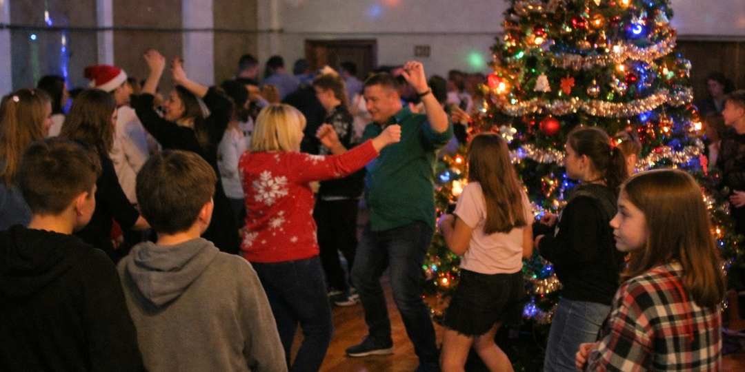 Генеральная ёлка, потом дискотека. И пустые коридоры. 7 класс не пришёл