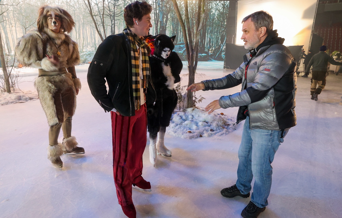    Артист Детского Ледового театра Санкт-Петербурга Григорий Забелло (Пес), хореограф Никита Михайлов, фигуристка Елена Бережная (Кошка) и режиссер Дмитрий Хонин  Александр Демьянчук/ТАСС