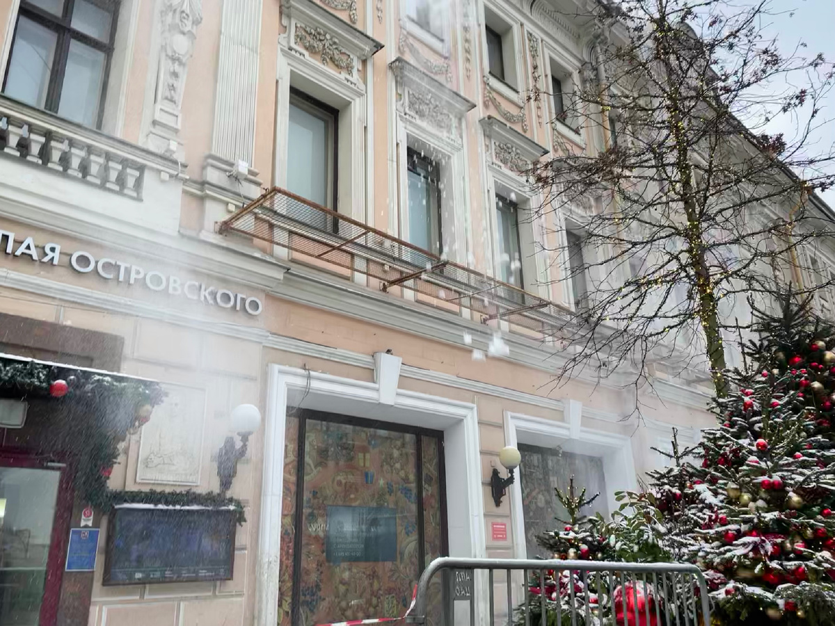 Снег летел с крыши