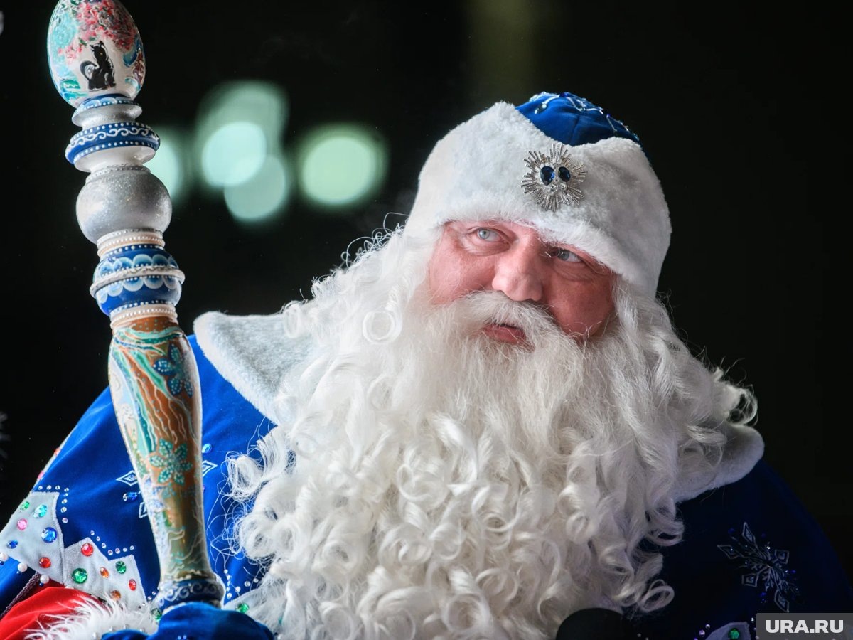     В Магнитогорске Дед Мороз встречает пассажиров в автобусе №16