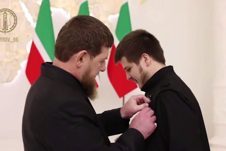    Адам Кадыров получил очередную высокую награду. Фото: кадр из видео.