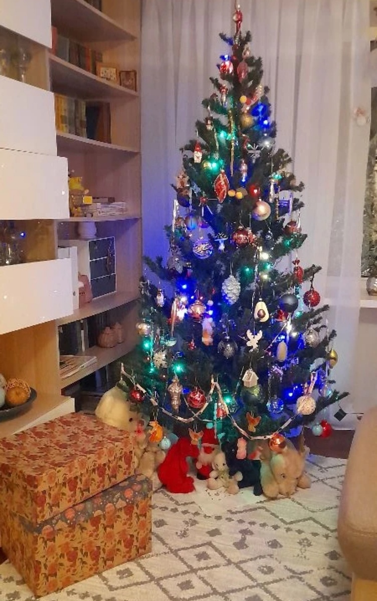 Ёлку для вас я отобрала у Муравья на карусели 