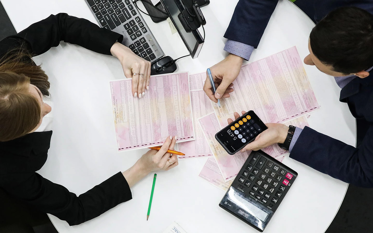 Александр Рюмин / ТАСС📷Чтобы рассчитать стоимость страхового полиса, нужно базовый тариф умножить на индивидуальные коэффициенты, утвержденные Центробанком