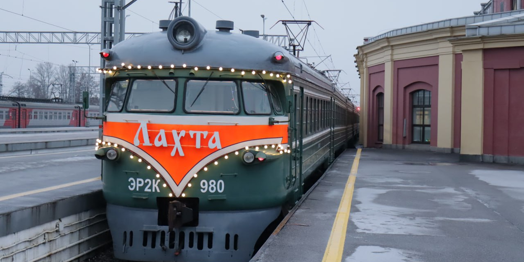 С новогодним настроением на ретро-поезде "Лахта"!