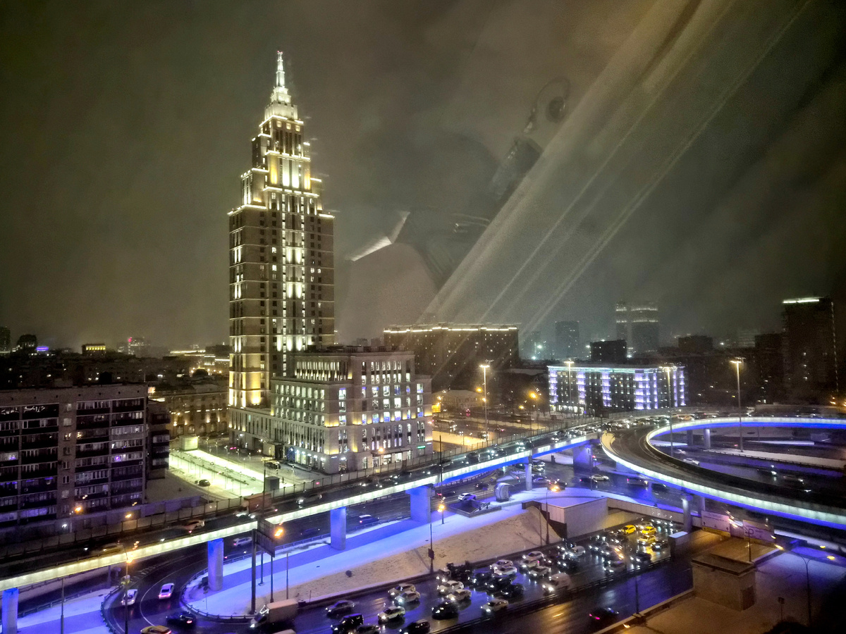 Отель находится аккурат на пересечении ТТК и Ленинградского проспекта: удобно, но, на мой взгляд, вот вообще не уютно и не симпатично. 