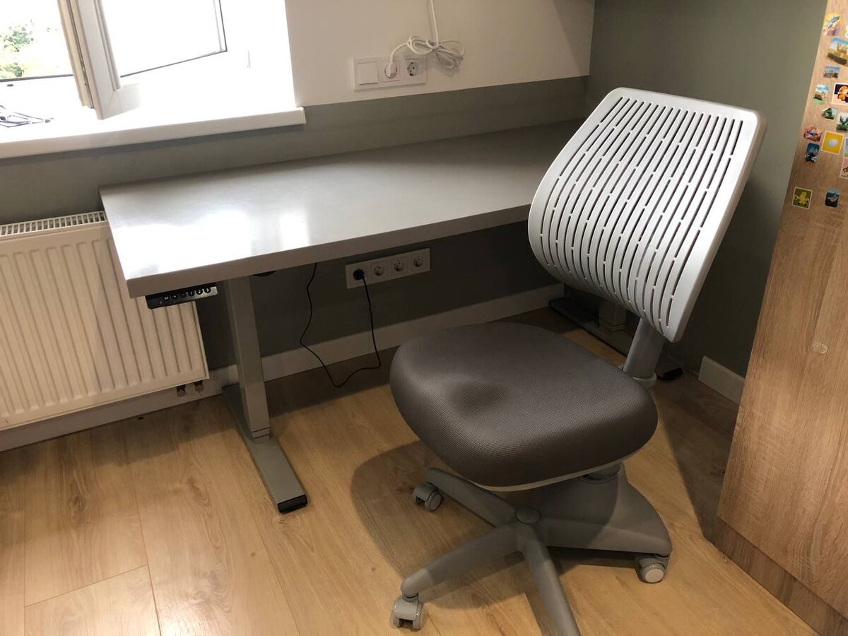 Улучшили рабочее место пользователя, заменив подстолье на регулируемую раму. 