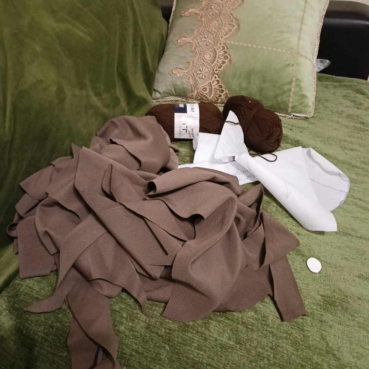 Нашлись остатки ткани коричневого цвета. Значит, лошадь будет гнедая. В моих обширных запасах всего рукодельного нашлись даже коричневые нитки для гривы.