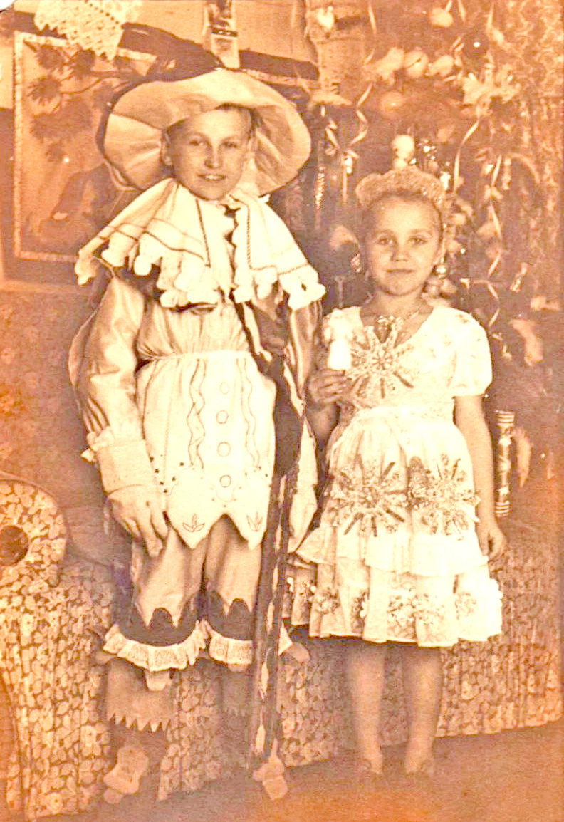 Катя – Снежинка, Коля – Кот в сапогах. 1962 год.