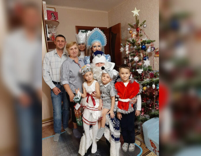 Встреча Деда Мороза и Снегурочки. Рядом со Снегурочкой – главная затейница Екатерина Иванова. 2017 год.