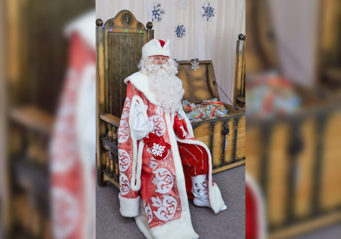 Наш внештатный автор Георгий Румянцев в канун праздников в роли Деда Мороза. Фото Виктора ТИТОВА.