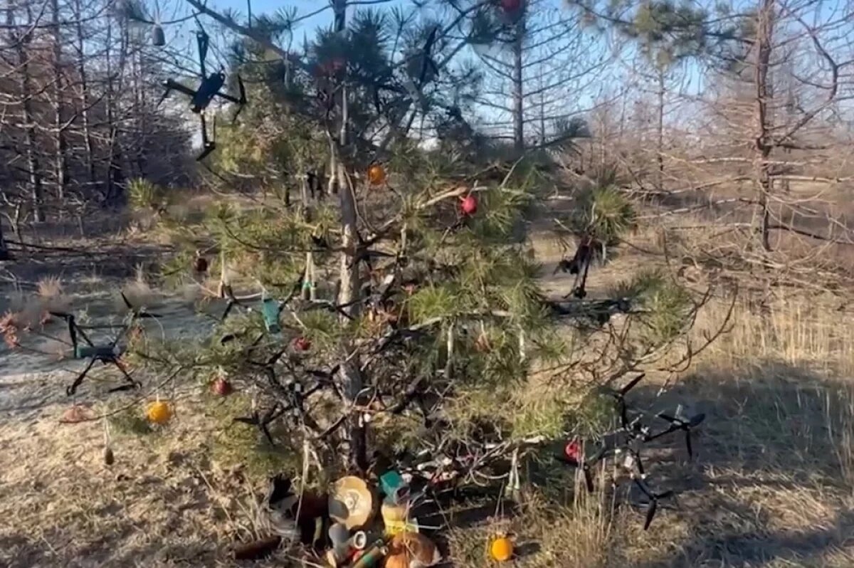    Украшение блиндажей 1430 полка группировки «Днепр» к Новому году.