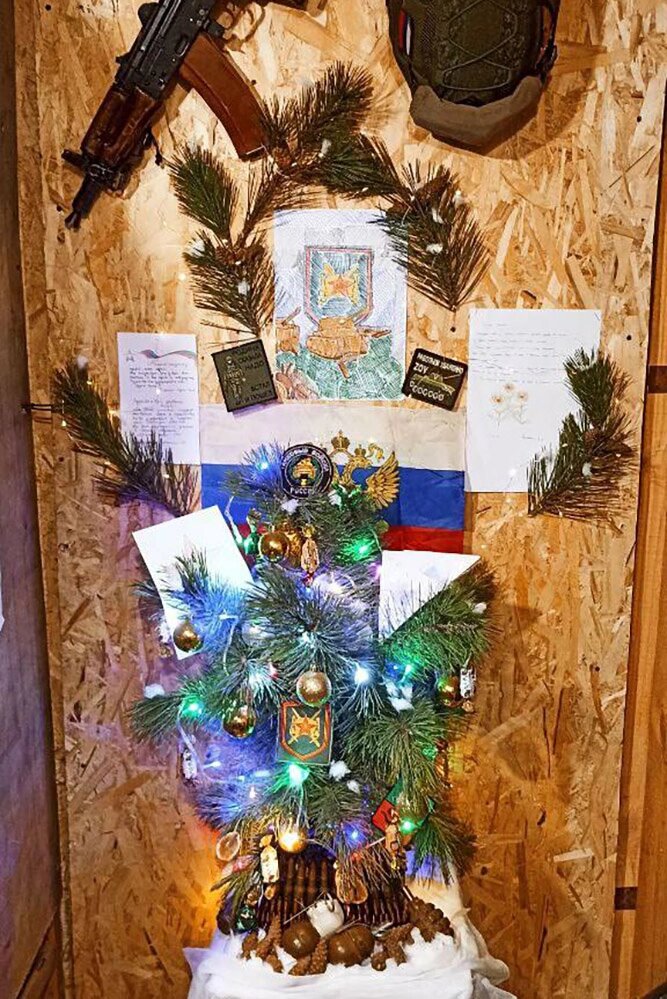    Украшение блиндажей 1430-го полка группировки «Днепр» к Новому году. Фото: Министерство обороны РФ