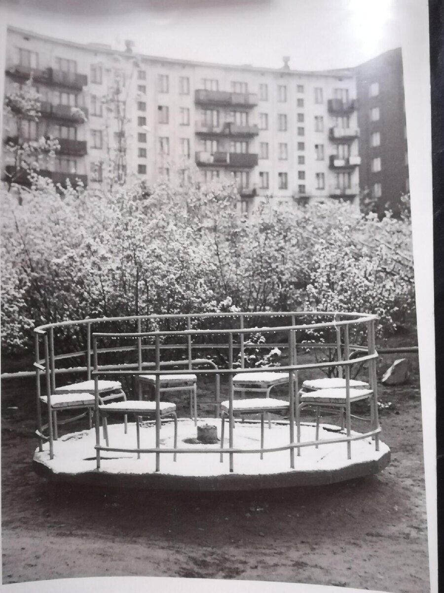 Во дворе Ленина 23. Всего несколько лет, как её не стало...