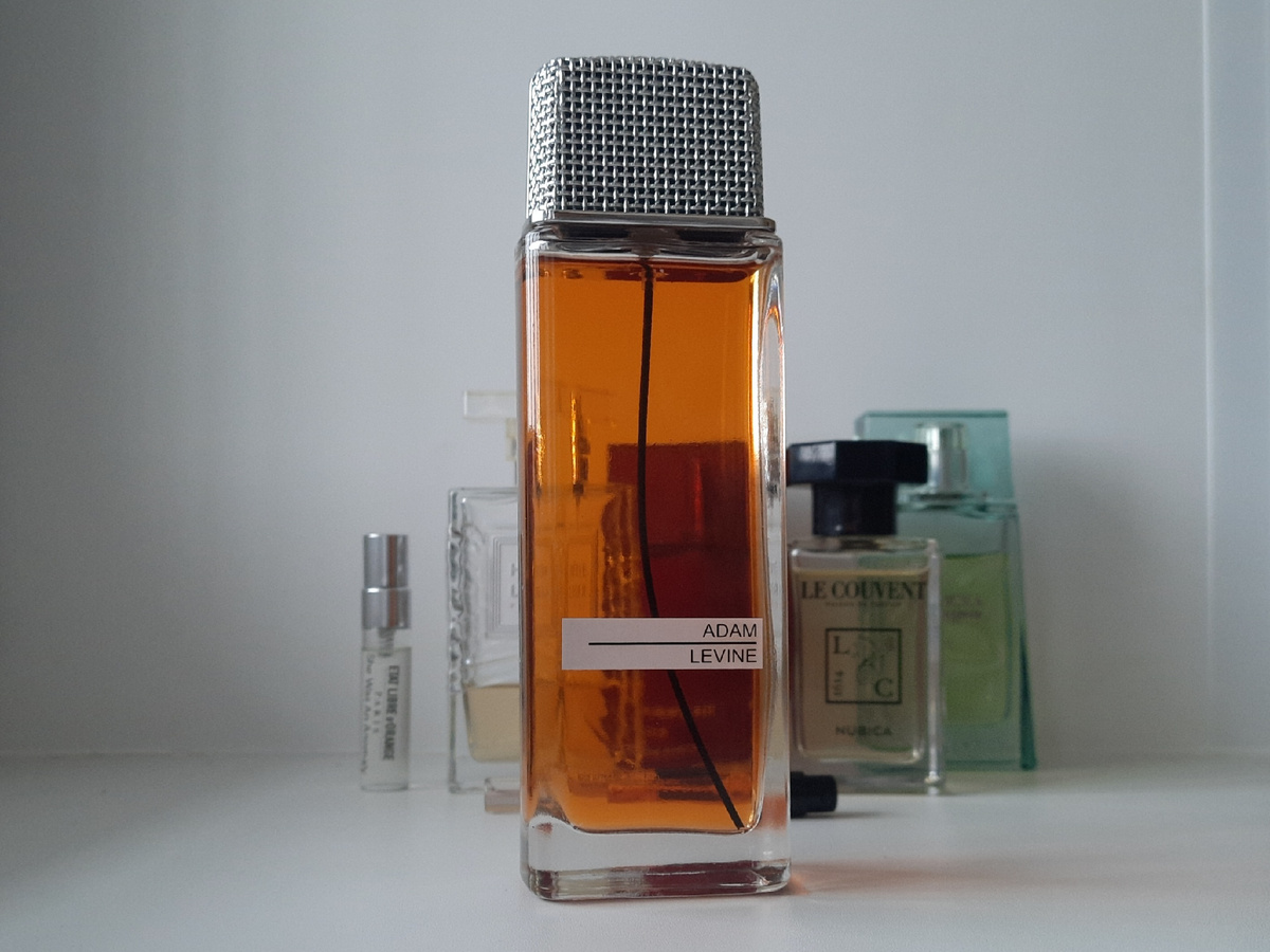 Верхние ноты: Специи, Календула, Шафран и Цитрусы; средние ноты: Австралийский сандал, Индийский жасмин и Розовые лепестки; базовые ноты: Ваниль и Бензоин.