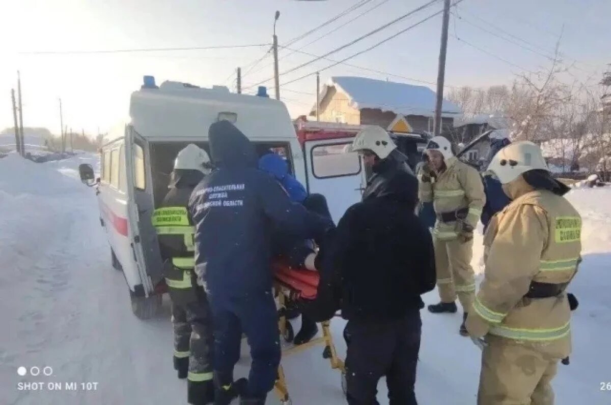    Пожарные на Сахалине вытащили пострадавшего водителя из автомобиля