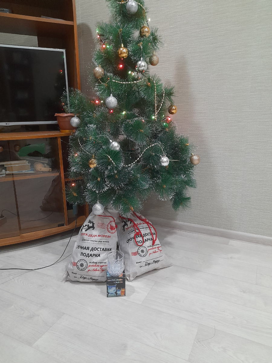 Собранные сладкие подарки ждут моих внуков и те самые стаканы(они светятся, когда в наливаешь напиток) прикольно.