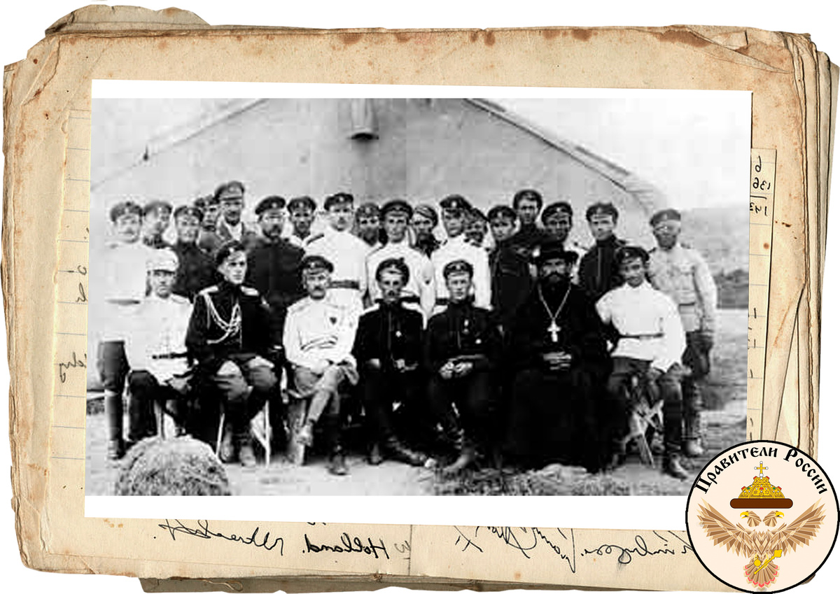 Общее фото корниловцев в эмиграции. Тут есть и Скоблин