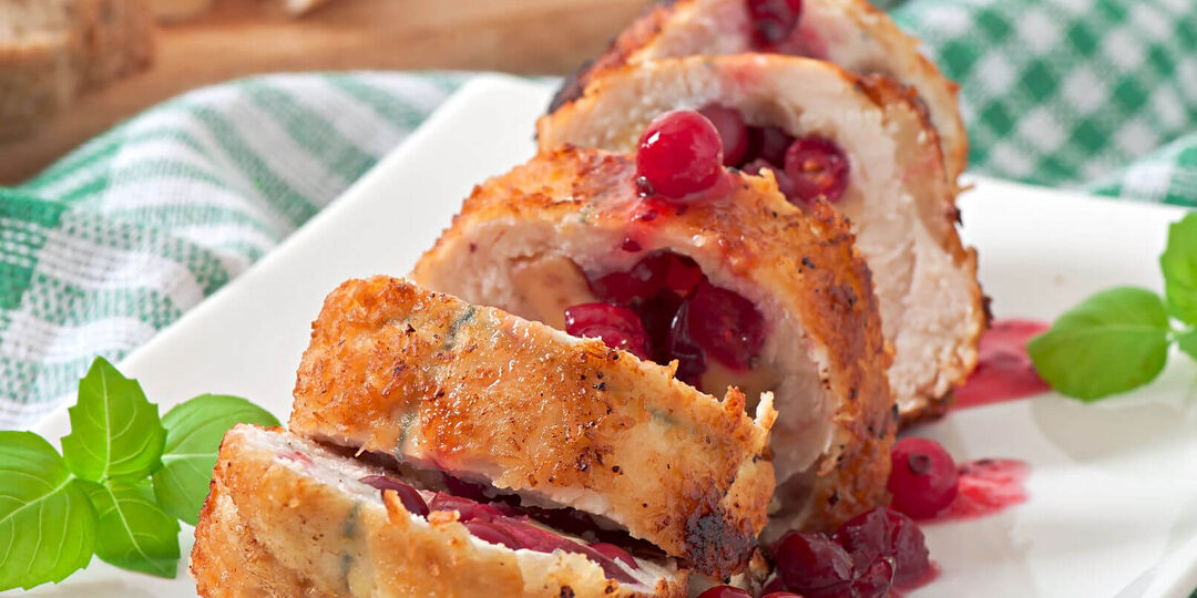 Рулетики из куриной грудки с клюквой и сыром: праздничная закуска на Новый год