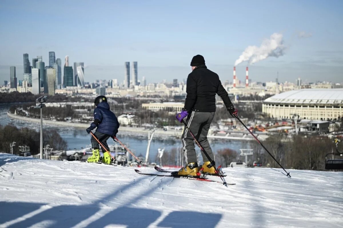    Зимой в Москве и Подмосковье можно кататься на горных лыжах и сноуборде, не уезжая далеко.