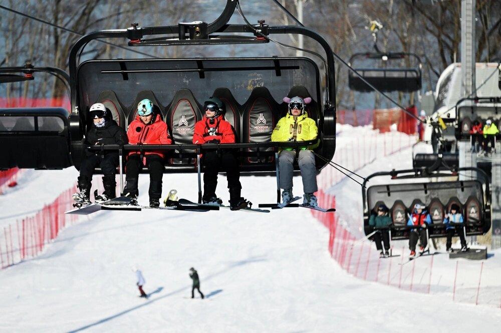    Люди на горнолыжном склоне на Воробьевых горах в Москве. Фото: РИА Новости/ Станислав Красильников