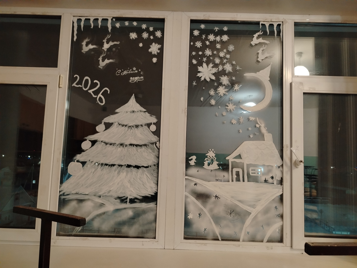 Такие нарядные окна можно увидеть сейчас в нашем 7 классе.