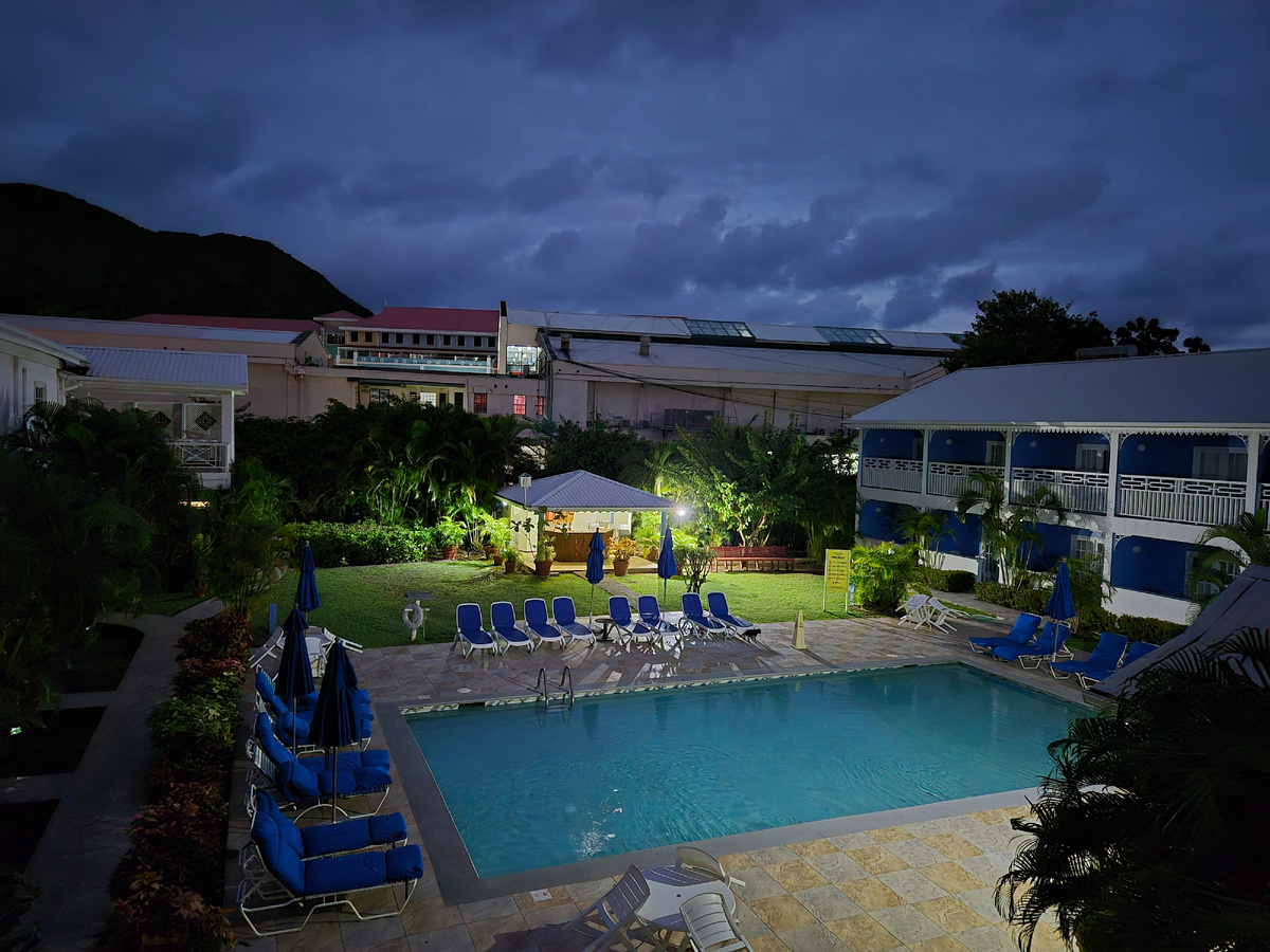 вид с нашей лоджии в шесть утра, восход здесь в 6.26, Сент-Люсия 