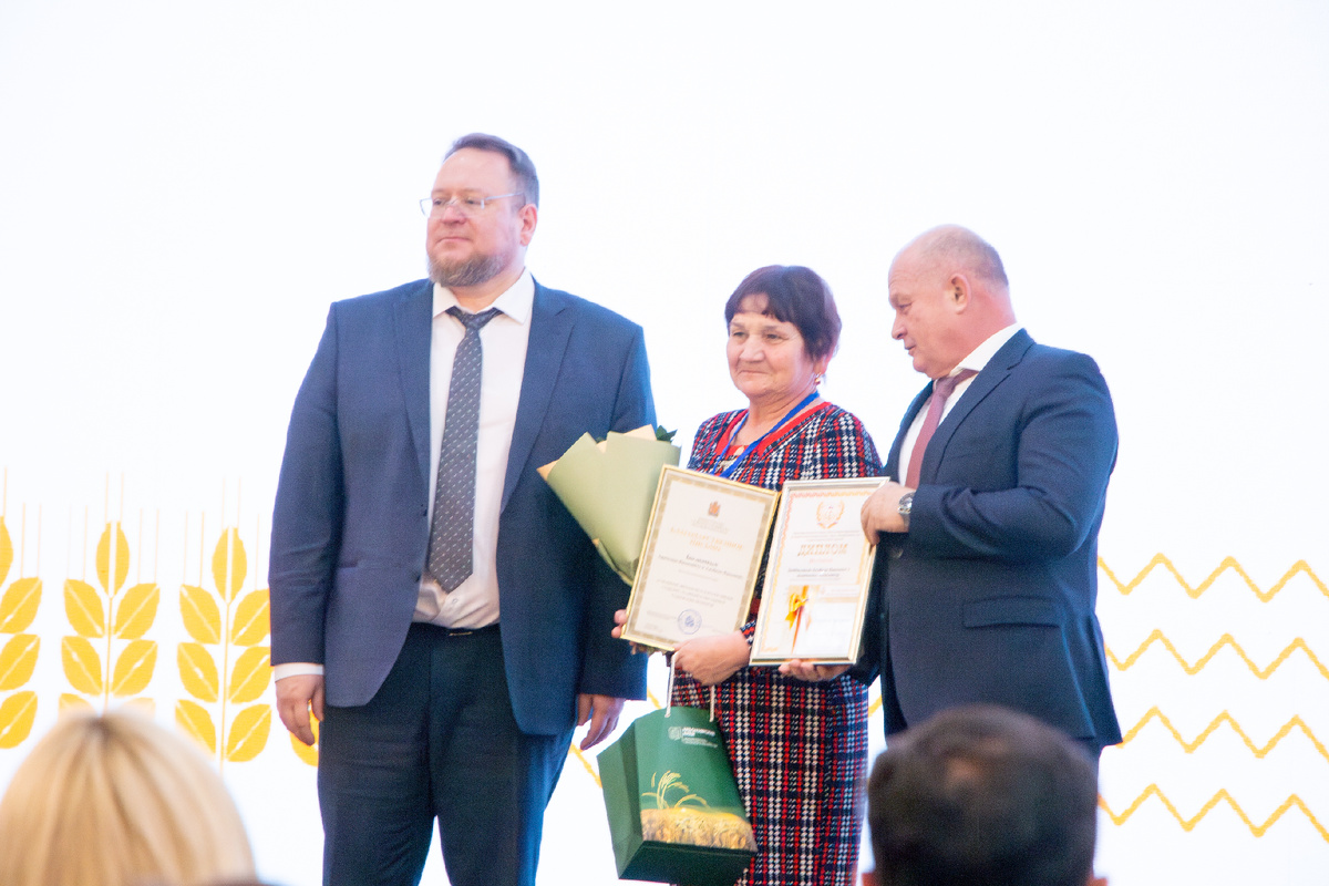 Альбина Богданова принимает заслуженную награду за лучшее ветеранское подворье.