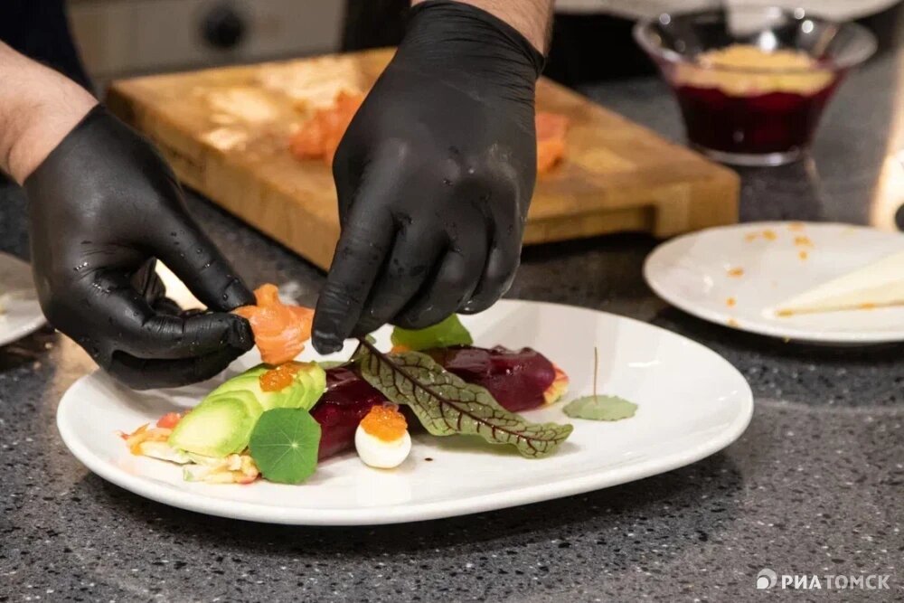    Приготовление салата, © РИА Томск. Павел Стефанский