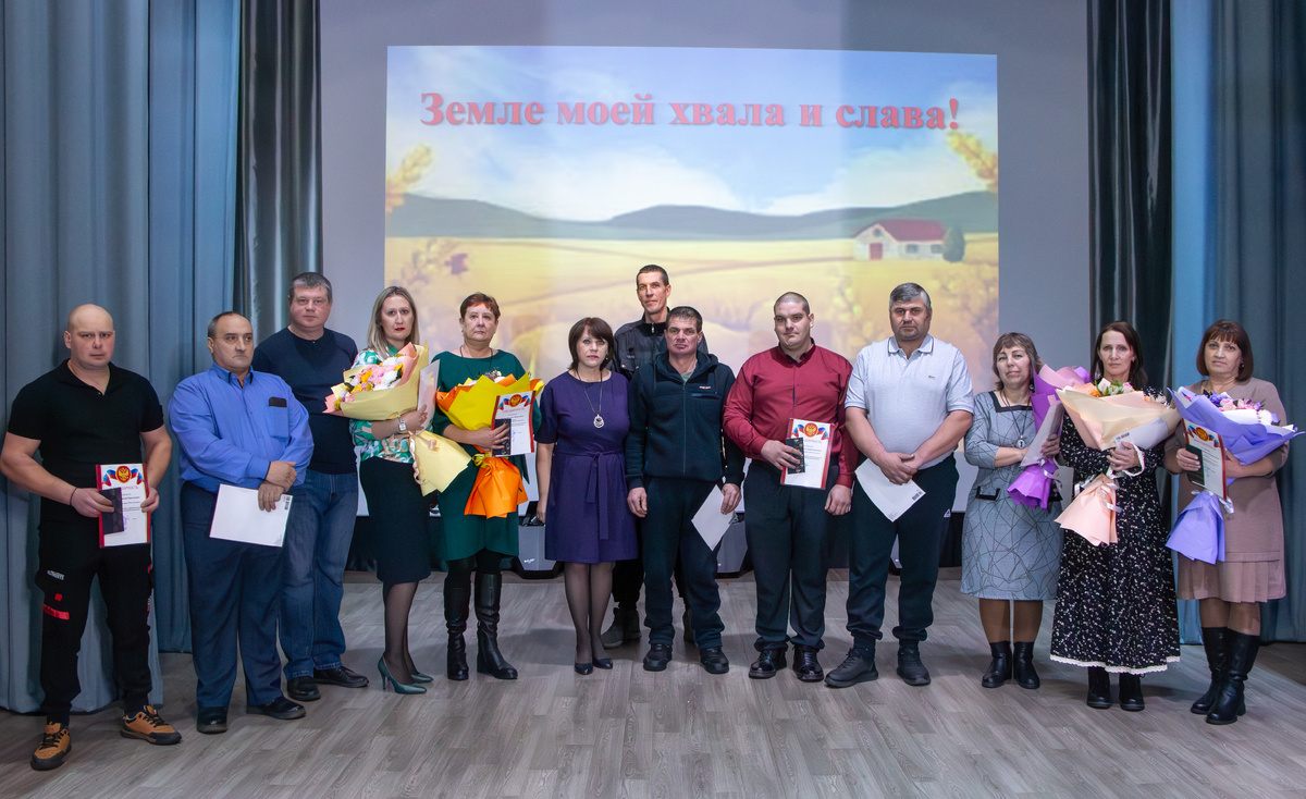 На сцене одни из лучших работников сельского хозяйства Абанского округа. Именно благодаря им на наших столах всегда есть свежий хлеб.