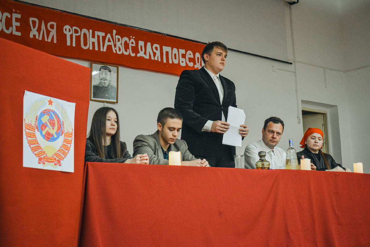 К рабочим предприятия с важной речью обратился директор Абанского райпромкомбината Г.А. Синебуров (роль исполнил Максим Степурко).