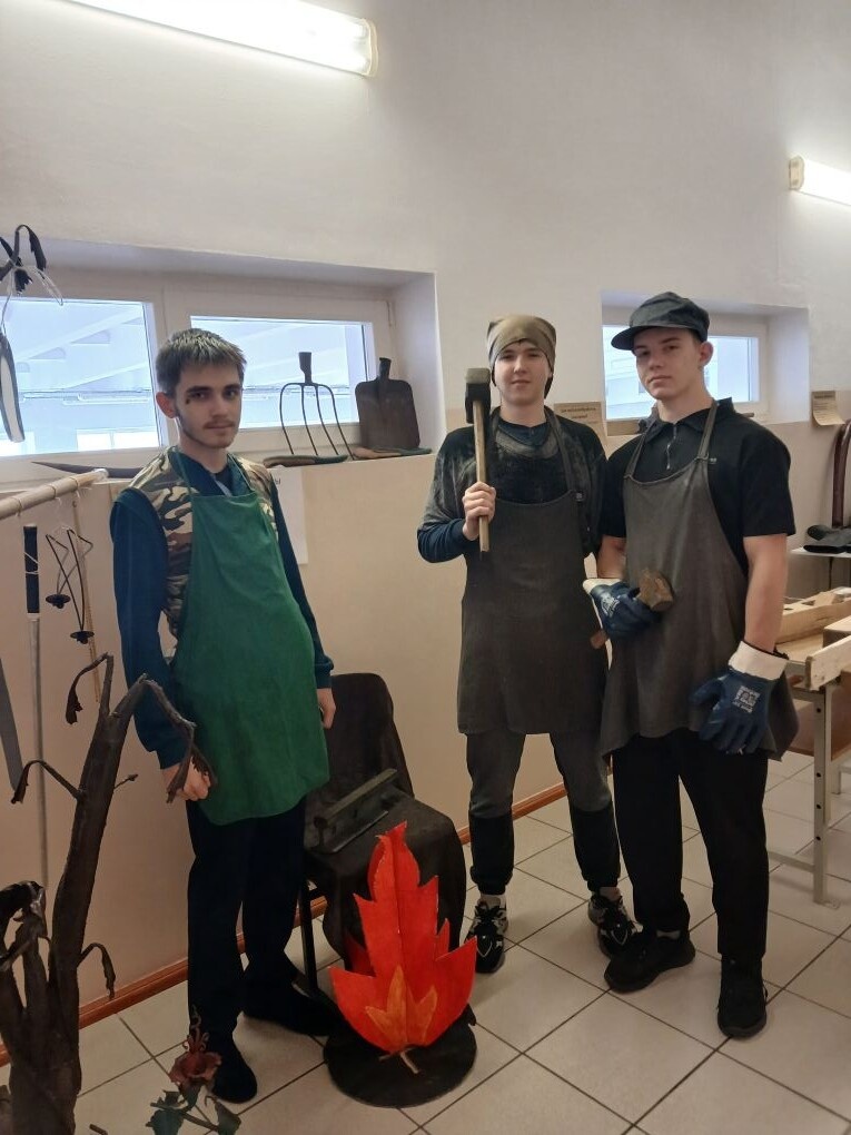 Работники кузнечного цеха.