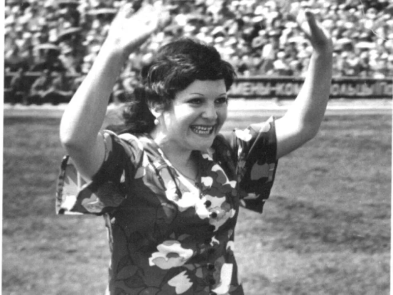 Да, еврейка. Из музыкальной семьи, что называется, «со связями». Это запросто могла быть по масштабу если не «вторая Пугачева», то, как минимум, Пьеха. 