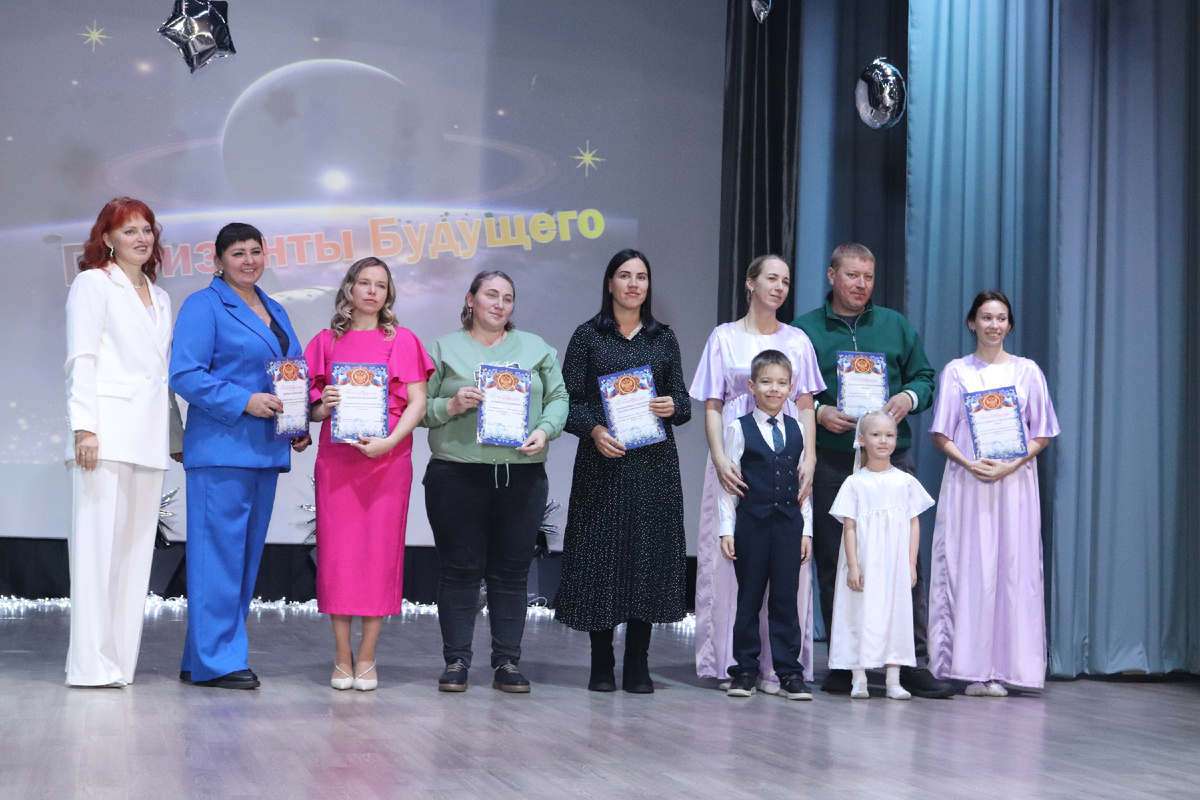 Слова благодарности в этот день были адресованы активным родителям: Алёне Красновой, Кристине Купцовой, Ольге Шамриной, Виолетте Паргановой, Юлии и Алексею Бобковым, Виктории Усовой. Первая слева – В.В. Войнич, заведующая детским садом.