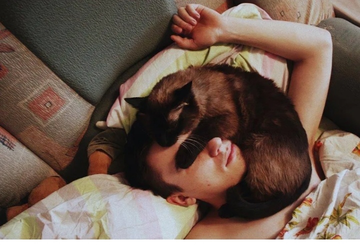 Хозяяяяиин, ты когда проснешься и покормишь меня мяУ...