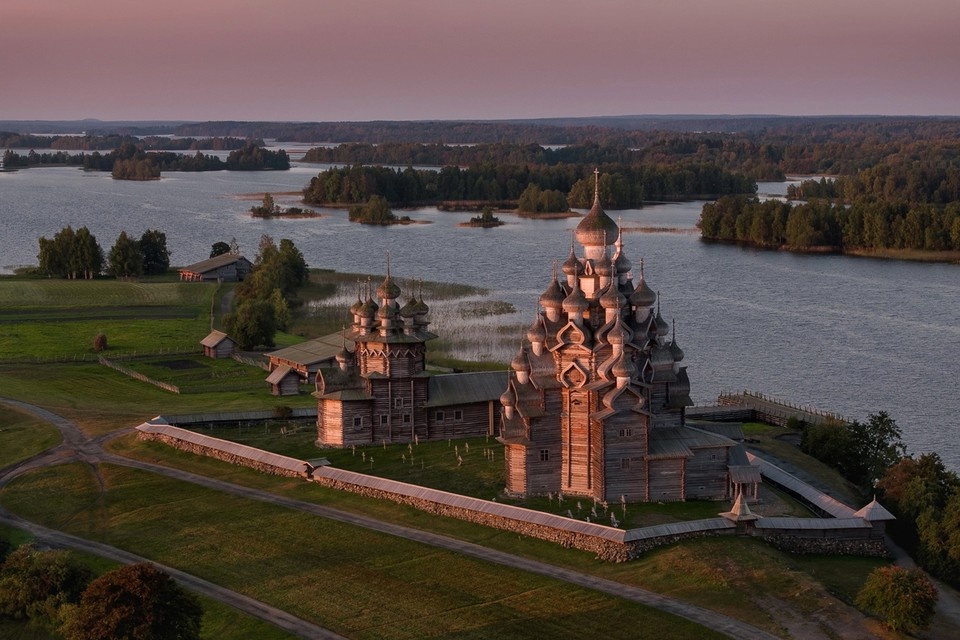    Кижи - волшебное место! Это одна из интереснейших локаций для урока географии на выезде. Здесь работают лучшие гиды России. А еще это идеальное место для создания незабываемых снимков. Эта фотография, кстати, прошла в финал «Самой красивой страны» (об этом конкурсе мы рассказывали в первом выпуске «18 мгновений РГО» - см. KP.RU). Фото: Александр НЕРОЗЯ/финалист номинации «180 чудес России» фотоконкурса РГО «Самая красивая страна».