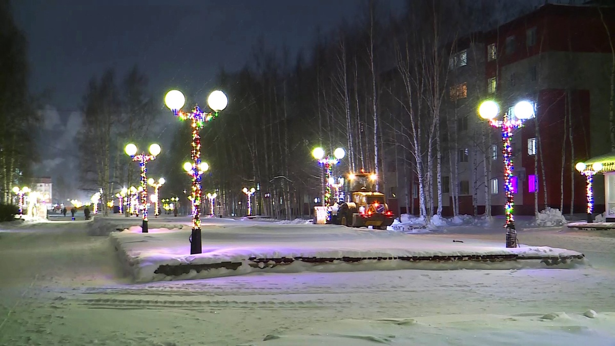    Нефтеюганск украсили к Новому году, но просят беречь гирлянды