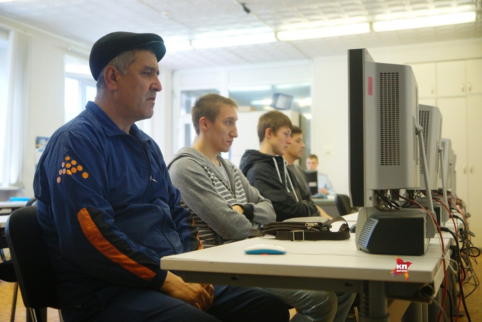    Авторы инициативы предлагают аннулировать результаты экзаменов на права, если кандидат использовал шпаргалки, видеокамеры, скрытые наушники Алексей БУЛАТОВ