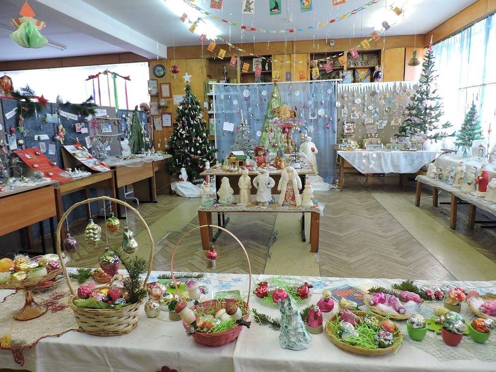    Выставка «Ёлкины наряды» работает в Линевской школе. Фото Анны Зубаревой