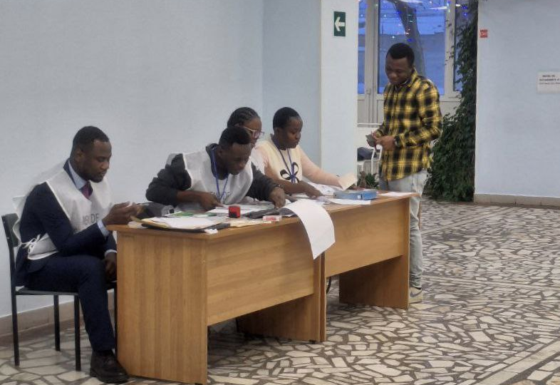 В Красноярске провели выборы темнокожего президента