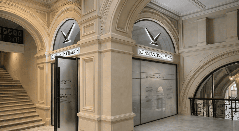 Комплексное оформление бутика в торговом центре с архитектурной средой