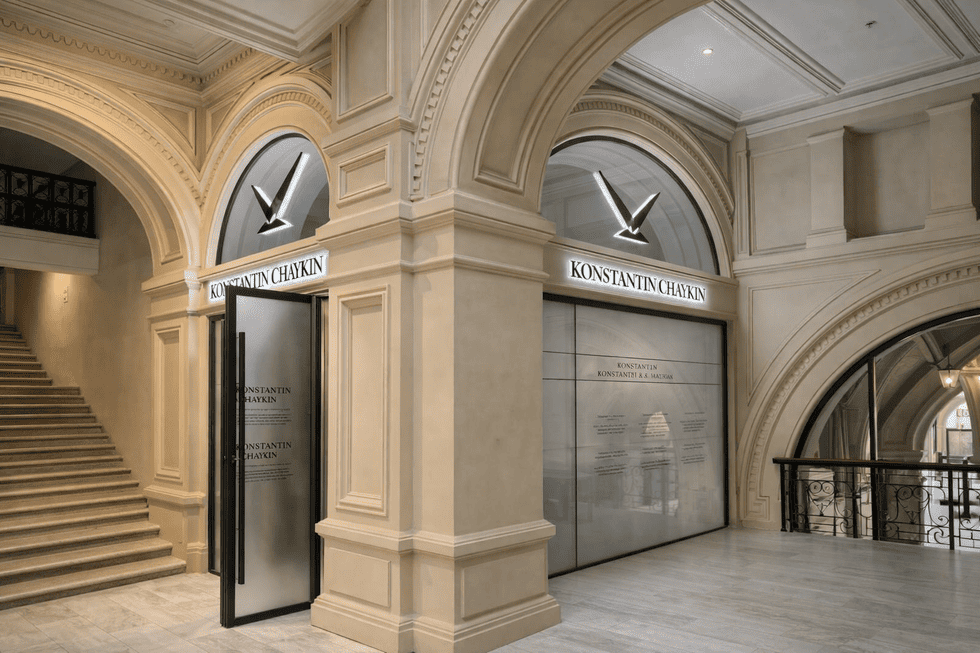 Комплексное оформление бутика в торговом центре с архитектурной средой