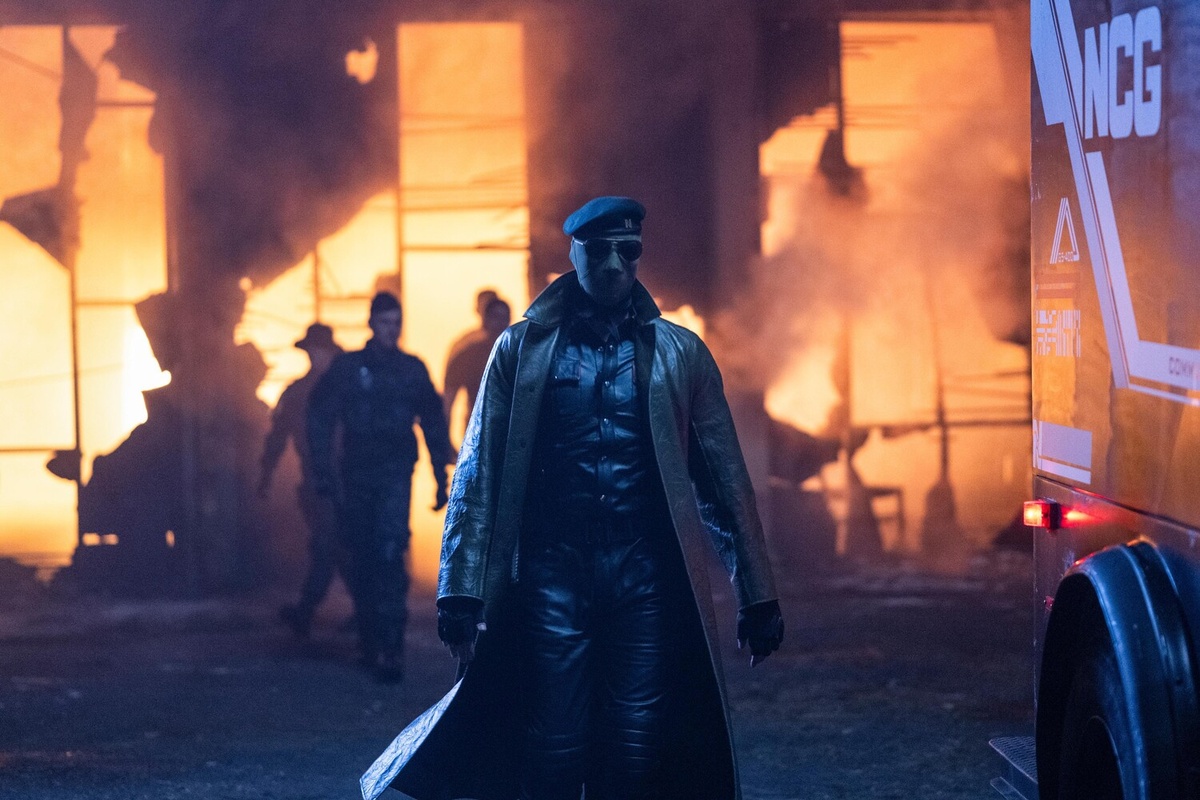 Кадр из фильма «Бегущий человек», 2025 г.