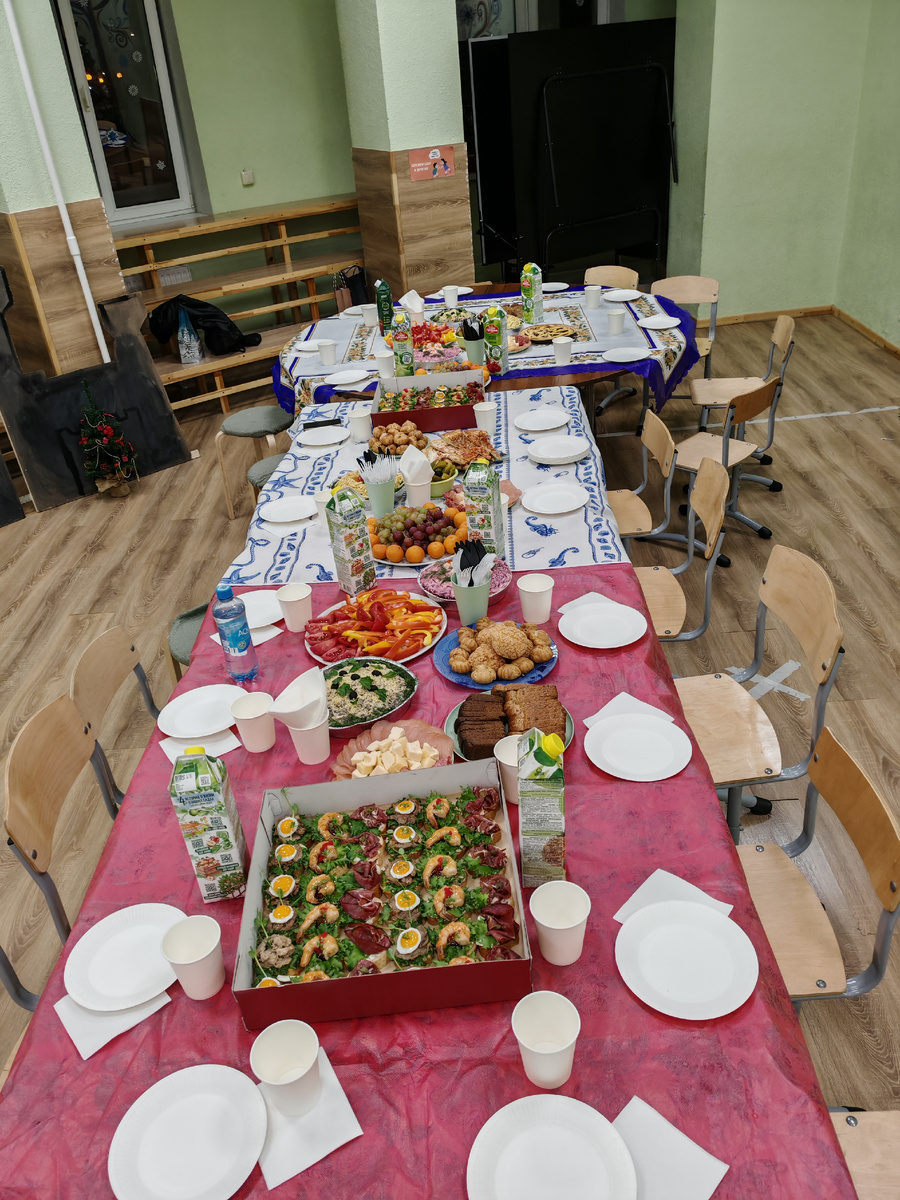 Ну и что что скатерти разносамтные. Зато получилось вкусно, красиво и душевно. 