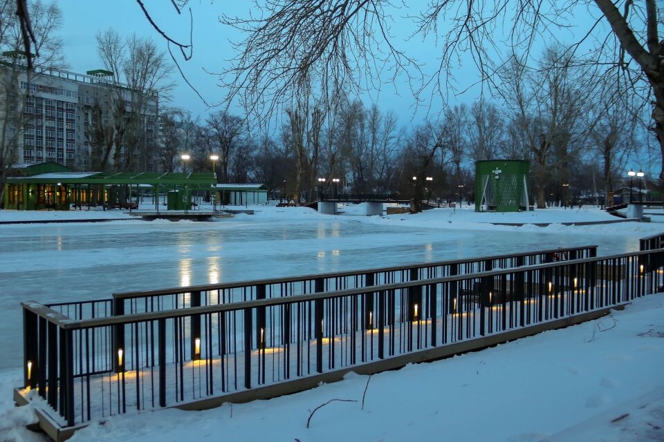    На пруду парка "Изумрудного" для горожан открыли каток. Источник: Виталий Барабаш