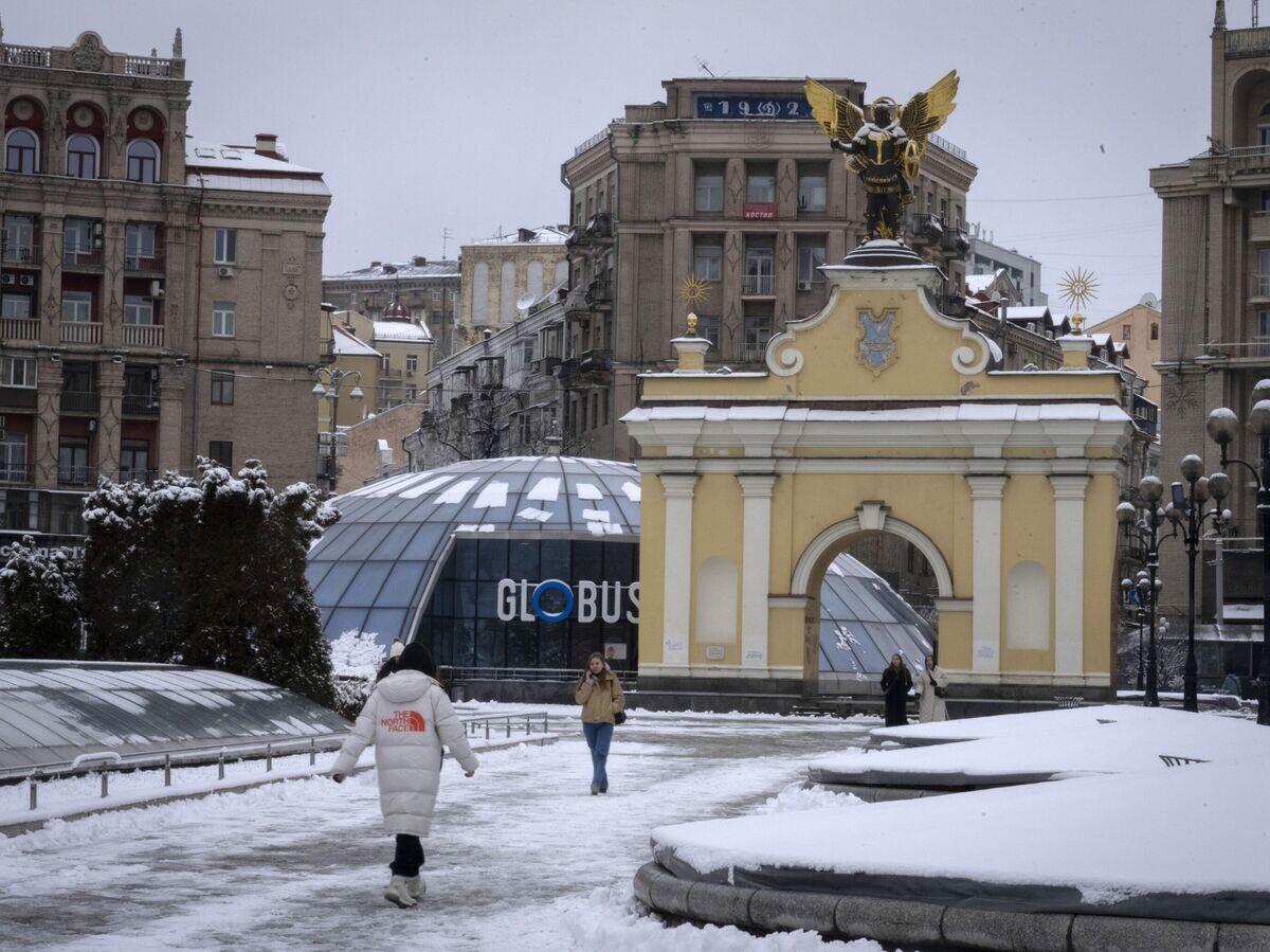    Люди в районе площади Независимости в центре Киева | © AP Photo / Efrem Lukatsky