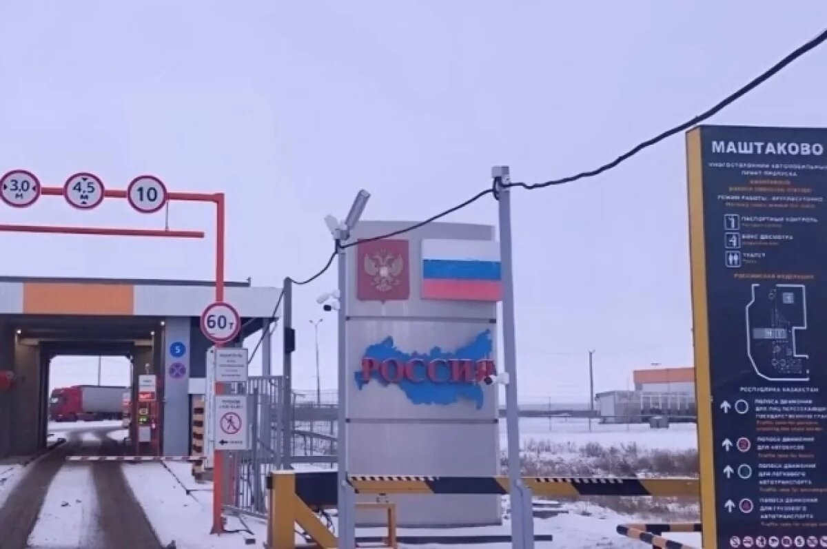    Кончается топливо и еда: на границе Оренбуржья и Казахстана адские очереди