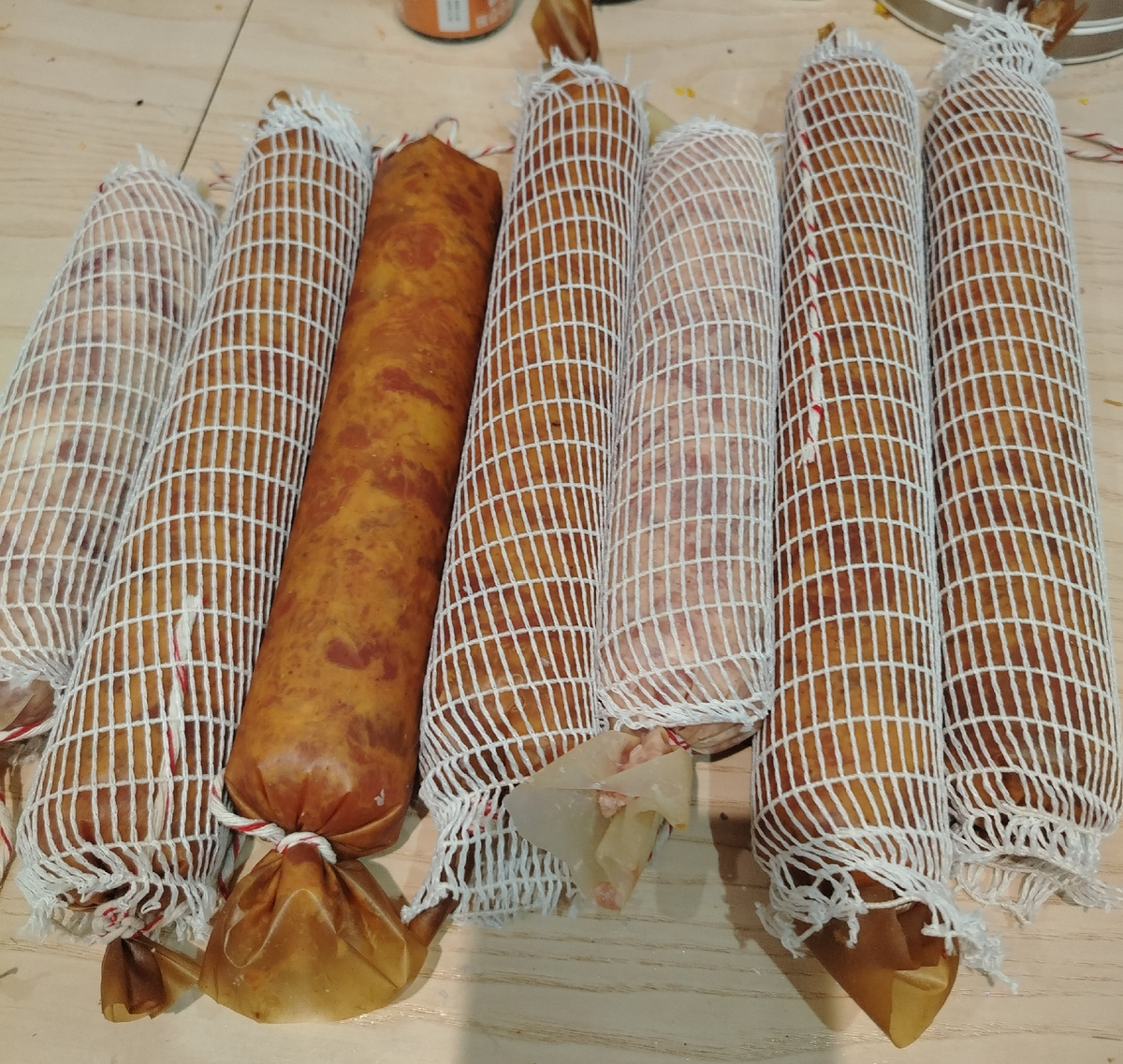 Вот такая колбаса из индейки, курицы и свинины. С кориандром, перцем и чесноком. 