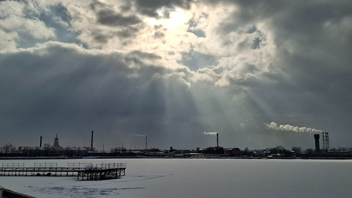 Вид с берега пруда на Центральный промышленный район Ижевска