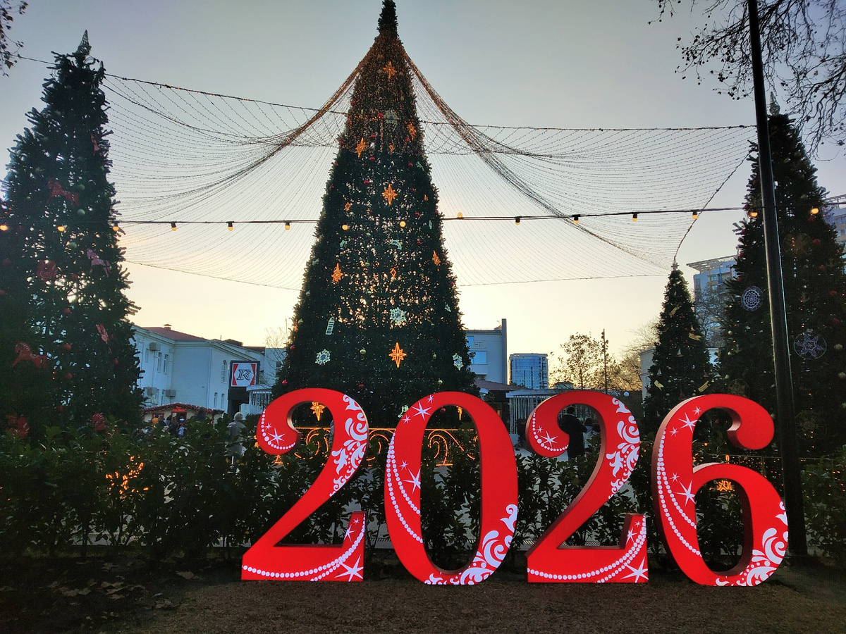 Новогодняя композиция в центре Анапы (фото автора публикации)
