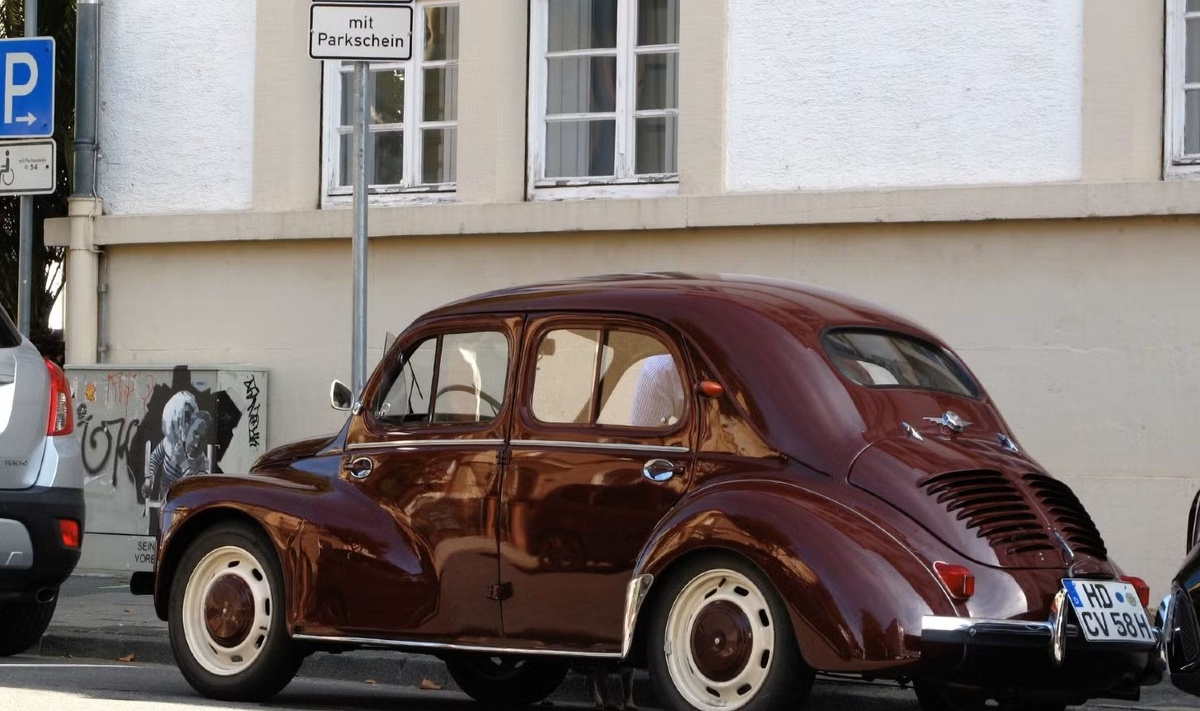 Источник: hotcars.com. 1958 Renault 4CV.  На этой модели электромагнитное сцепление Ferlec стало символом доступного комфорта, заменив сложные механические приводы электрическим импульсом.